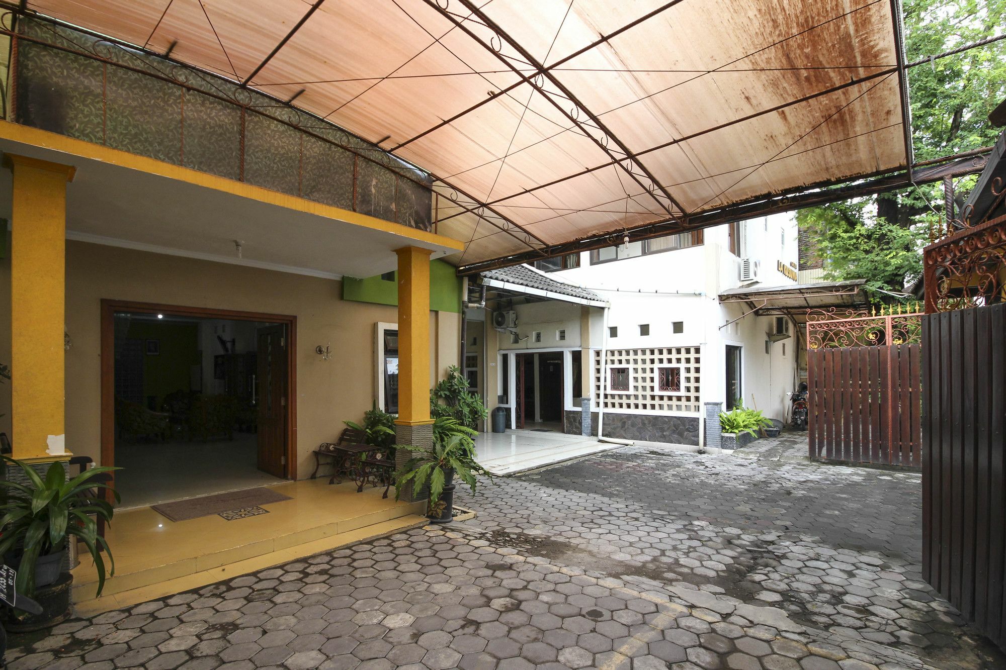 Reddoorz Near Lottemart Maguwo Hotell Yogyakarta Eksteriør bilde